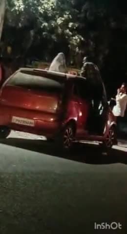 उरई: पुलिस अधीक्षक के आवास के बाहर कार खड़ी कर युवक व युवती द्वारा बनाई गई रील, सोशल मीडिया पर हो रही वायरल