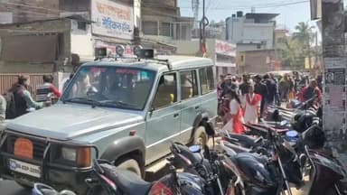 आरा: मैट्रिक परीक्षा शुरू होते ही महावीर टोला समेत शहर के कई सड़कों पर लगा भीषण जाम, एसपी की गाड़ी भी जाम में फंसी