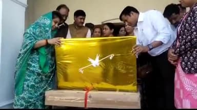 देवास नगर: आनंद भवन पैलेस पर देवास विधायक गायत्री राजे पवार ने मेरा स्कूल स्मार्ट स्कूल लोगो का किया विमोचन