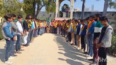 एटा: शहीद पार्क में बजरंग दल के कार्यकर्ताओं ने मौन रखकर पुलवामा अटैक में शहीद हुए जवानों को दी श्रद्धांजलि