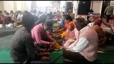 देवास नगर: केला देवी मंदिर परिसर में बीती रात मनाया गया मातृ-पितृ पूजन दिवस, बच्चों ने माता-पिता की पूजा कर लिया आशीर्वाद