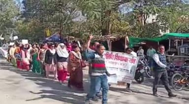 नरसिंहपुर: अपनी मांगों को लेकर अतिथि शिक्षकों ने जन आक्रोश रैली निकालकर कलेक्ट्रेट में कलेक्टर को मुख्यमंत्री के नाम सौंपा ज्ञापन