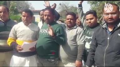 शाहजहांपुर: सीवर लाइन के काम में तेजी लाने के लिए व्यापारियों ने कलेक्ट्रेट में प्रदर्शन कर सिटी मजिस्ट्रेट को दिया ज्ञापन