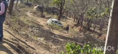 दारू: सिलवार में गाड़ी में अगला टायर हुआ ब्लास्ट, स्कूटी सवार दिव्यांग ब्यक्ति हुआ घायल