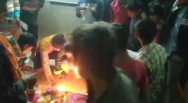 मोहम्मदगंज: लटपौरी गांव स्थित यूनिक कोचिंग क्लास की ओर से पुलवामा हमले में शहीद हुए जवानों को दी गई श्रद्धांजलि