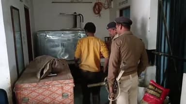 गोपालगंज: पुरानी चौक नोनिया टोली में चोरी करते युवक को लोगों ने पकड़कर पीटा, पुलिस ने किया गिरफ्तार