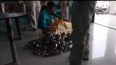 बेतिया: बलथर चेक पोस्ट सहित विभिन्न थाना क्षेत्रों में की गई कार्रवाई, 30 लीटर विदेशी शराब के साथ 3 शराब तस्कर गिरफ़्तार