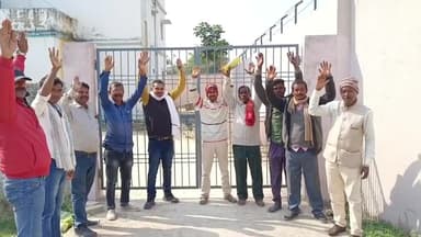 बरारी: प्रखंड के ई-किसान भवन में दो बजे तक लटकता रहा ताला, लोगों ने जताया आक्रोश