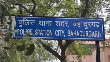 बहादुरगढ़: रोहतक दिल्ली रोड पर स्थित दिल्ली हॉस्पिटल के नजदीक खड़ी गाड़ी का शीशा तोड़कर अज्ञात शख्स ने बैग किया चोरी