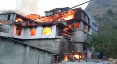 शिमला शहरी: कुमारसैन के बिथल में हार्डवेयर की दुकान में लगी आग, करोड़ों का नुकसान।
#fire
#fireinshop