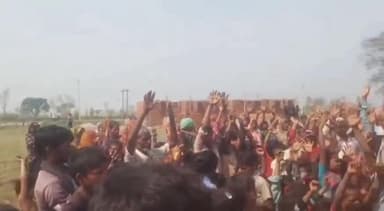 महसी: मुंजेहना में विद्यालय निर्माण कराने को लेकर सैकड़ों ग्रामीणों ने किया प्रदर्शन, उच्च अधिकारियों को लिखा पत्र