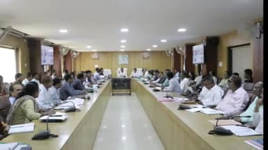बेमेतरा: कलेक्ट्रेट में कलेक्टर ने अधिकारी-कर्मचारियों की ली संयुक्त बैठक, जिले में चल रहे विकास कार्यों का लिया जायजा