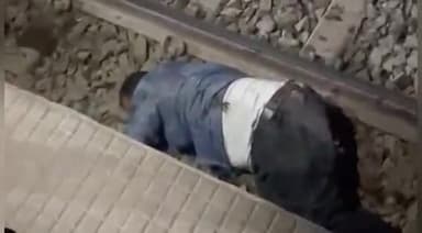 जमुई: जमुई रेलवे स्टेशन में जनशताब्दी एक्सप्रेस ट्रेन से  गिर कर एक व्यक्ति हुआ घायल,सदर अस्पताल मे भर्ती