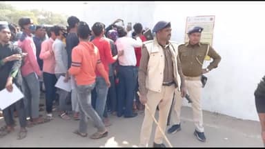 जमुई: पुलिस व केंद्राधीक्षक के कड़ी निगरानी में मैट्रिक परीक्षा के दूसरे दिन ज़िले के 31 परीक्षा केंद्रों पर हुई संपन्न