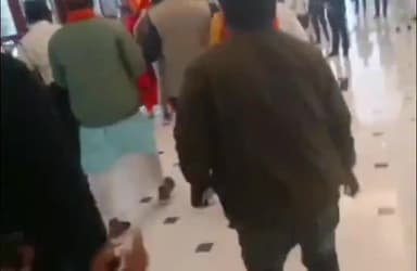 #हनुमानगढ़ी #अयोध्या के #महन्थ राजू दास जी और स्वामी प्रसाद मौर्य के बीच #ताज #होटल में #हाथापाई।