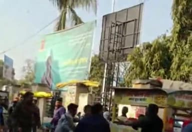 रायबरेली: रेलवे स्टेशन गेट पर दर्जन भर दबंगों ने कहा-सुनी को लेकर की जमकर मारपीट, वीडियो सोशल मीडिया पर हुआ वायरल