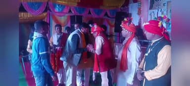 जि. पंचायत क्षेत्र के ग्राम लावातरा में लोक महोत्सव के समापन दिवस छत्तीसगढ़ की संस्कृति को प्रदर्शित करती लोक कला मंच "महतारी" के संयोजक बड़े भईया चंद्रभूषण वर्मा जी ने साथियों के साथ अपनी प्रस्तुति दी, समस्त ग्रामवासियों को सफल आयोजन धन्यव