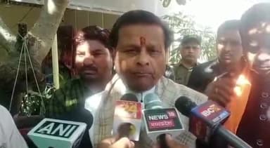 ग्वालियर गिर्द: जिले में पूर्व मुख्यमंत्री कमलनाथ के बाघेश्वर धाम पहुंचने पर पूर्व मंत्री पवैया बोले - कोई भी संतों के पास जा सकता है