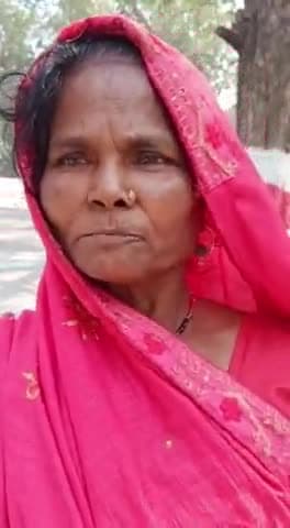 बहराइच: मैलासरैया इलाके की महिला पहुंची जिलाधिकारी कार्यालय, प्रधान पर पैसा मांगने का लगाया आरोप