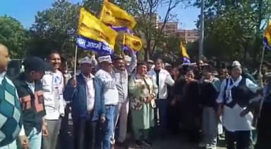 पंचकूला: सेक्टर-5 स्थित रैली ग्राउंड में आम आदमी पार्टी द्वारा खेल मंत्री संदीप सिंह की बर्खास्तगी को लेकर किया जा रहा प्रदर्शन