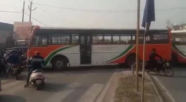 बहेड़ी: रोडवेज़ बस स्टैंड पर चालक व परिचालक की कुछ लोगों द्वारा पिटाई करने से नाराज़ रोडवेज़ कर्मियों ने बाईपास मार्ग किया जाम