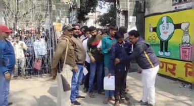 कटिहार: शहर में दूसरे दिन भी मैट्रिक परीक्षा शांतिपूर्ण माहौल में जारी, परीक्षार्थी साइंस का दे रहे हैं परीक्षा