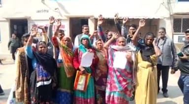 रायबरेली: कलेक्ट्रेट-नगरपालिका के रिटायर्ड 92 कर्मचारियों ने देयक भुगतान न होने पर की इच्छा मृत्यु की मांग डीएम को सौंपा ज्ञापन