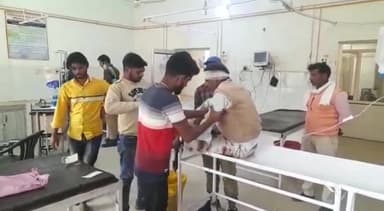 बदायूं: कादर चौक पेट्रोल पंप के पास 2 बाइकों की टक्कर में पति-पत्नी हुए गंभीर घायल, दोनों घायलों को जिला अस्पताल में कराया भर्ती