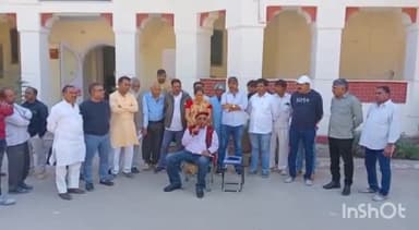 बीकानेर: मांगों का निस्तारण नहीं होने से नाराज पूर्व मंत्री भाटी ने संभागीय कार्यालय के बाहर कुर्सी पर बैठकर जताया विरोध