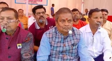 बीकानेर: इंजिनीयरिंग कॉलेज के कर्मचारियों की पुनः नियुक्ति की मांग को लेकर कलेक्ट्रेट के सामने मुँह पर ताला जड़कर जताया गया विरोध