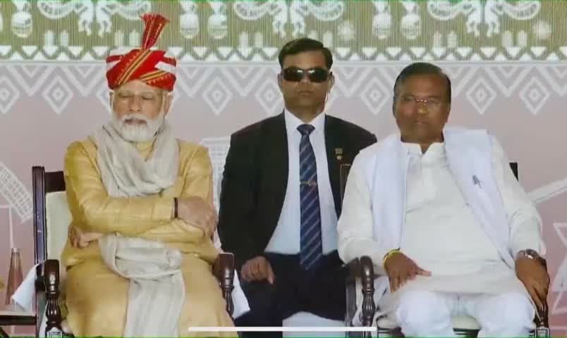 आदिमहोत्सव में हमारे यशस्वी प्रधानमंत्री श्री Narendra Modi जी के साथ मंच साझा करने का अवसर मिला एवं आदिवासी नृत्य समेत अन्य सांस्कृतिक कार्यक्रमों की प्रस्तुति देखी।  #AadiMahotsav #आदिमहोत्सव #आदि_महोत्सव #ekbharatshreshthabharat