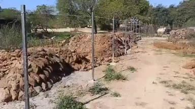 हमीरपुर: पंधरी में ग्रामीणों ने खलिहान में कराए जा रहे तारबाड़ी के कार्य का किया विरोध