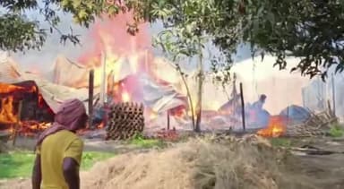 बरारी: टिकैली के वार्ड 8 में अचानक आग लगने से 9 परिवारों के 9 घर जले