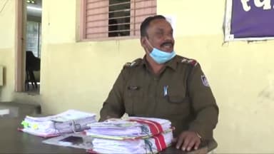 इंदौर: द्वारकापुरी में चोरी की घटना से पहले वॉचमैन के द्वारा शोर मचाने पर चोर हुए फरार, बोरी में भरकर रखा था सामान