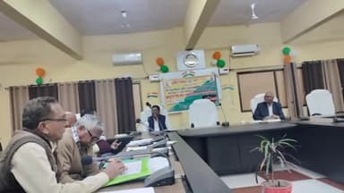 चंदौली: वनरोज और जंगली सूअरों से कृषकों की फसलों को क्षति होने से रोकने हेतु समिति की बैठक कलेक्ट्रेट में हुई संपन्न