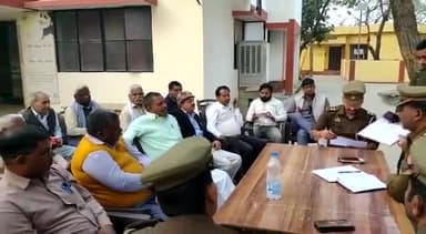 डलमऊ: आगामी त्योहारों को लेकर गदागंज थाना परिसर में क्षेत्राधिकारी डलमऊ अशोक कुमार सिंह ने गणमान्य नागरिकों के साथ की बैठक