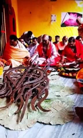 बाबा बैद्यनाथ का पंचशूल उतारा गया और और विधि पूर्वक उसे साफ सफाई करके कार्यालय में रखा गया सरदार पंडा के द्वारा पूजा