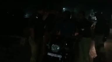 चंदौली: नवही पुलिया पर पुलिस ने पैदल गश्त करते हुए संदिग्ध वाहनों के विरुद्ध चलाया चेकिंग अभियान