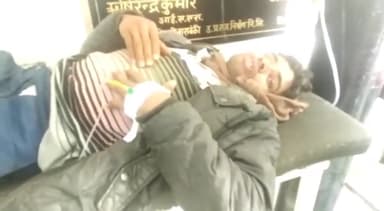 नवाबगंज: गोविंद फैक्ट्री के पास अनियंत्रित होकर पलटी मैजिक, एक युवक हुआ घायल
