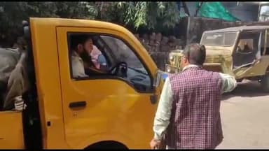 हुज़ूर: वार्ड क्रमांक-34 में मक्खी और बीमारी की शिकायत मिलने पर निर्दलीय पार्षद पप्पू विलास ने दवाई का करवाया छिड़काव