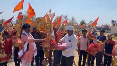 तेंदूखेड़ा: ग्राम बम्होरी माला में कावड़ यात्रियों का जनपद पंचायत अध्यक्ष प्रतिनिधि विनोद राय ने किया स्वागत ,की प्रसादी की व्यवस्था