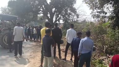 प्रतापगढ़: किठौली गांव तेज रफ्तार कार और बाइक में जोरदार टक्कर 4 लोग घायल दो की हालत गंभीर मेडिकल कॉलेज  से प्रयागराज रेफर