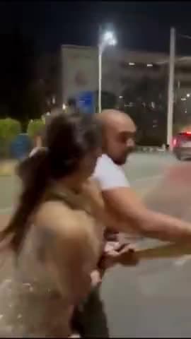 भारतीय क्रिकेटर पृथ्वी शाॅ का एक लड़की से हाथापाई करते हुए वीडियो सोशल मीडिया पर वायरल...
#BCCI #PrithviShaw #Indian#up