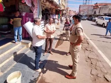 ಗದಗ: ನಗರದಲ್ಲಿ ಸುಗಮ ಸಂಚಾರ ಹಾಗೂ ಸೂಕ್ತ ಪಾರ್ಕಿಂಗ್ ವ್ಯವಸ್ಥೆ ಪರಿಶೀಲಿಸಿದ ಎಸ್ ಪಿ