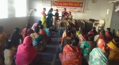 ಗದಗ: ಬೆಟಗೇರಿಯ ಹಳೆ ಬನಶಂಕರಿ ದೇವಸ್ಥಾನದ ಆವರಣದಲ್ಲಿ ದೇವಾಂಗ ನೌಕರರ ಸಂಘ ಹಾಗೂ ಧರ್ಮಸ್ಥಳ ಸಂಘದ ಸಭೆ