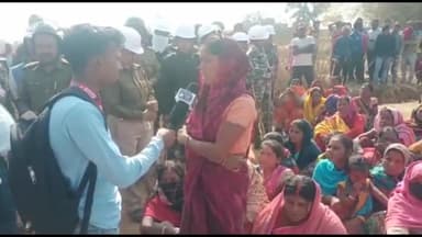 केरेडारी के जोरदार गाँव मे प्रशासन और Ntpc के लोगो ने मिलकर लोगो का गाँव खाली कराया,विरोध में उतरे ग्रामीण,ग्रामीणों ने कहा की कोयला ढुलाई से हो रही है छती, नही जाने देंगे कोयला ,सरकार नियम के विरुद्ध काम कर रही है -रिपोर्टर बिकास साव