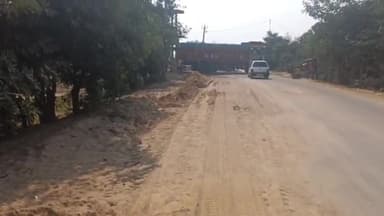 गुरुआ: मोरहर नदी के बालू घाट से बगैर नाप-तौल के निकाला जा रहा बालू, राजस्व का हो रहा नुकसान