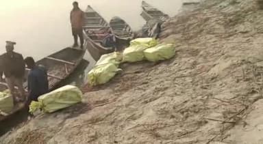 गोपालगंज: पतहरा के पास से उत्पाद विभाग की टीम ने यूपी से नाव पर आ भारी मात्रा में शराब की खेप को किया जब्त, तस्कर फरार