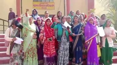 मैनपुरी: अपनी विभिन्न मांगों को लेकर मनरेगा महिला मेट ग्रामीण समिति के पदाधिकारियों ने विकास भवन पर किया प्रदर्शन