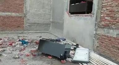 गाजियाबाद थाना खोड़ा क्षेत्रान्तर्गत वंदना एंक्लेव के बिहारी कॉलोनी मैं फटा सिलेंडर, 4 लोग हुए घायल